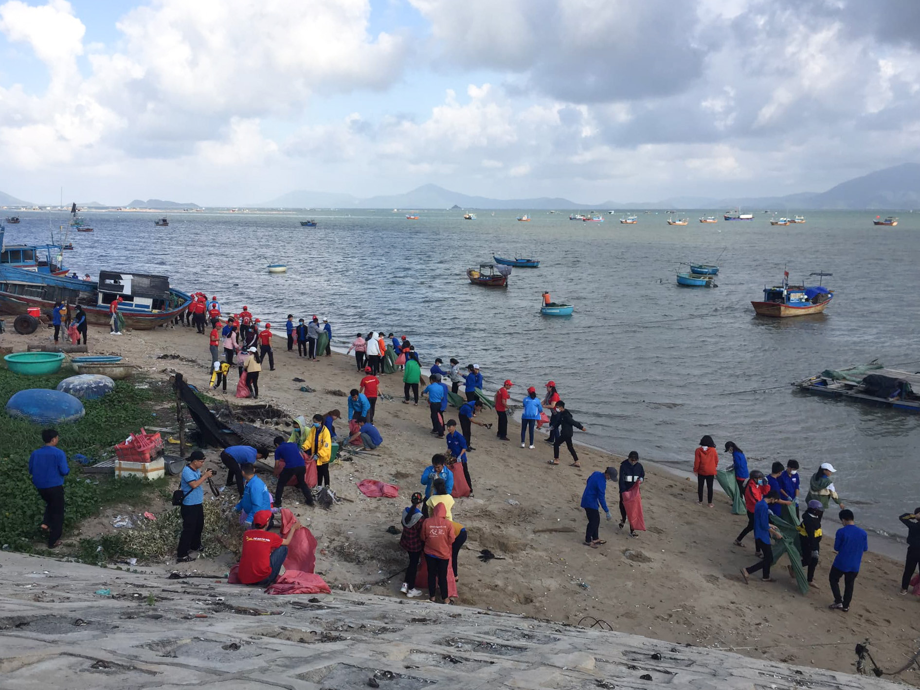 Các hội viên thanh niên tham gia thu gom rác trên bờ biển 
