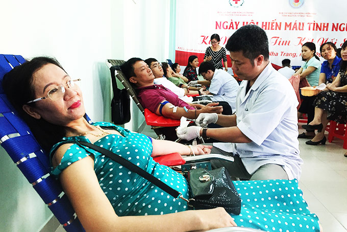 Đoàn viên công đoàn TP. Nha Trang tham gia hiến máu tình nguyện. 