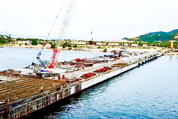 Cảng tổng hợp Bắc Vân Phong -  một trong những dự án đang triển khai.