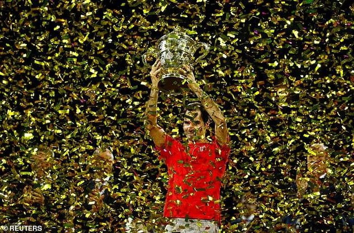 Federer (nâng cup) thắng 75 trong 84 trận đã đấu ở Basel. Ảnh: AP.