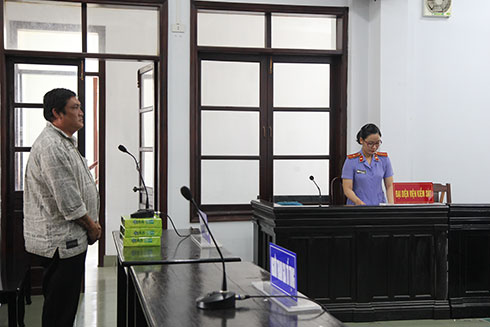 Cầm dao đến "hỏi chuyện" 9 năm trước