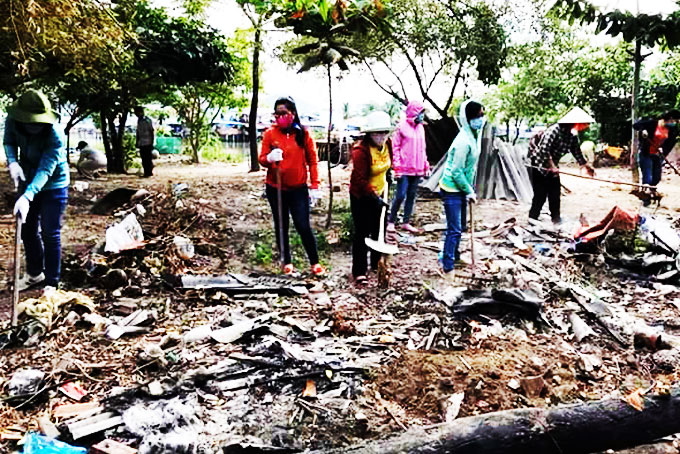 Cán bộ và nhân dân phường Vạn Thắng ra quân dọn vệ sinh môi trường.