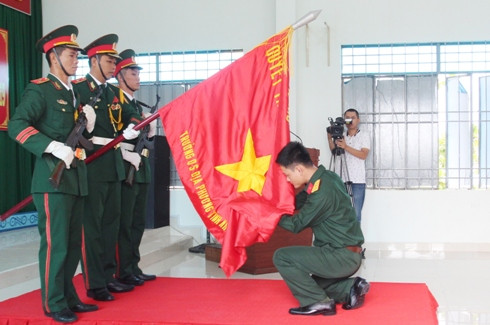 Sĩ quan dự bị tuyên thệ dưới Quân kỳ quyết thắng.