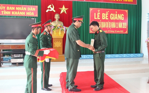 Đại tá Trịnh Việt Thành - Chính ủy Bộ CHQS tỉnh Khánh Hòa trao chứng nhận tốt nghiệp cho học viên.