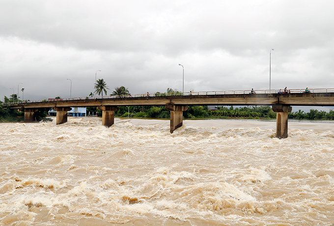 Lũ lên mức báo động 3 trên sông Cái Nha Trang cuối năm 2018.
