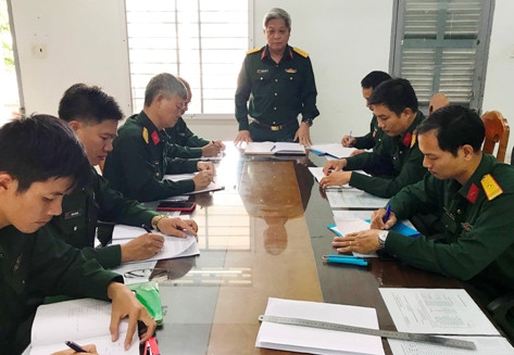 Đại tá Ngô Quang Trung - Chỉ Huy trưởng Bộ CHQS tỉnh Khánh Hòa chủ trì cuộc họp khẩn.