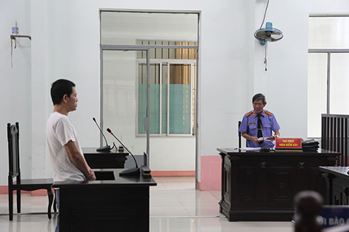 Phá cửa vào nhà dân trộm đồ