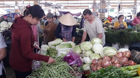 Những loại rau có thể để được dài ngày như bắp cải, đậu que, hành tây... được người dân ưu tiên mua nhiều hơn.