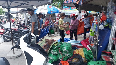 Người dân cũng tranh thủ mua bạt, bao đựng cát, dây thừng để che chắn, chằng chống nhà cửa.