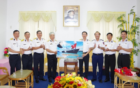 Đoàn cựu học viên (bên trái) tặng quà lưu niệm cho Học viện Hải quân.