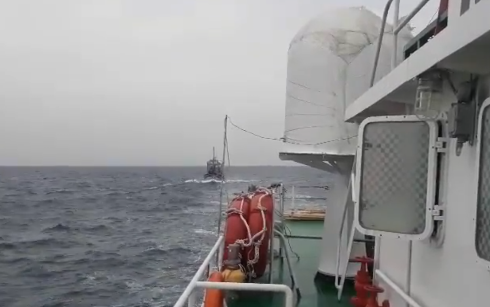 Tàu KN 411 tiếp cận, lai dắt tàu cá gặp nạn.
