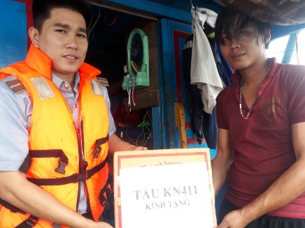Tàu KN 411 hỗ trợ lương thực cho ngư dân trên tàu cá gặp nạn.