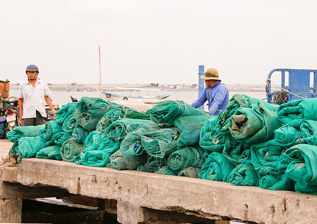 Sau khi bán hết cá, người nuôi trồng thủy sản còn gom lưới làm lồng nuôi về bờ nhằm tránh thiệt hại khi bão vào.