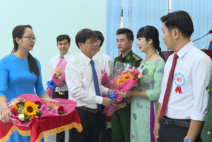 Ông Nguyễn Tấn Tuân tặng hoa cho các thí sinh. 
