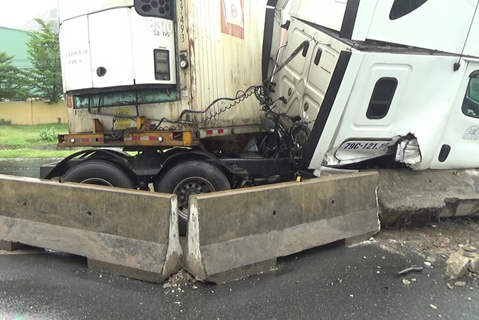 Xe đầu kéo mất lái tông vỡ dải phân cách