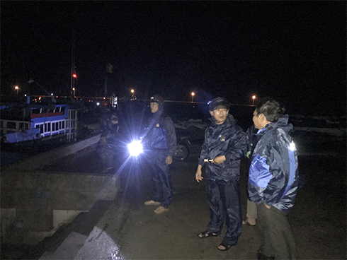 Đoàn Kiểm tra của Ban chỉ huy Phòng chống thiên tai và Tìm kiếm cứu nạn thị xã Ninh Hòa kiểm tra 1 khu vực neo đậu tàu thuyền tại phường Ninh Hải