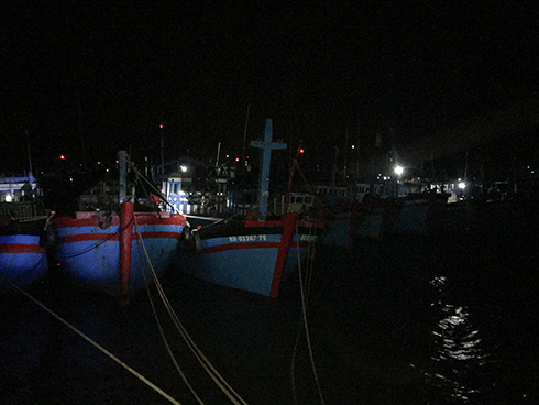 Vào neo đậu tại khu neo đậu tàu thuyền tránh trú bão Ninh Hải, các thuyền viên được yêu cầu lên bờ trước khi bão vào 