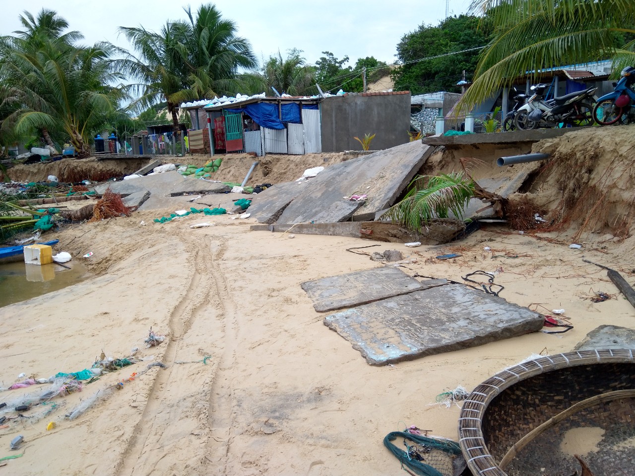 Hơn 800m đường bê tông ở thôn Đầm Môn bị sóng biển đánh sập.