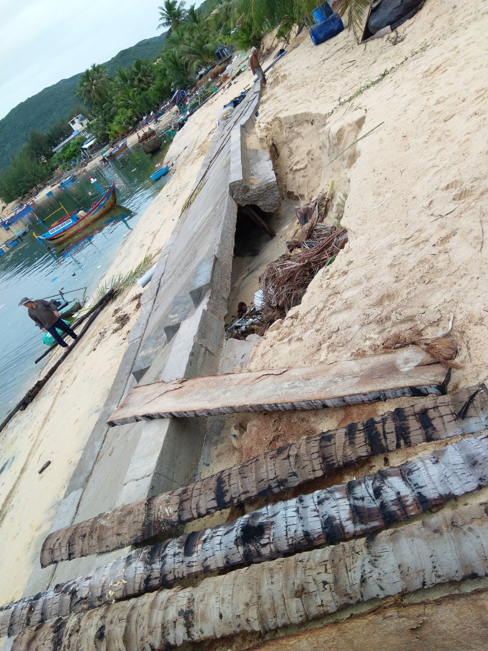 Hơn 40m bờ kè ở thôn Đầm Môn cũng bị sóng biển đánh sập.