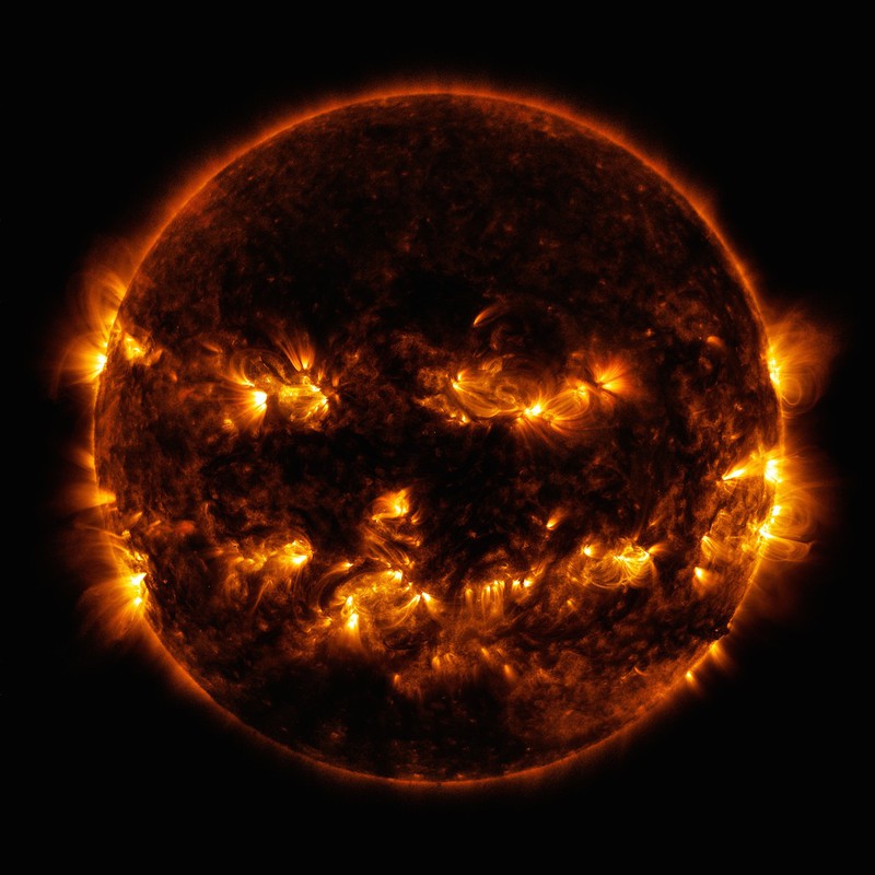 Những đốm sáng của Mặt trời trông như hình khuôn mặt ma quái được khắc trên quả bí ngô. Ảnh: NASA