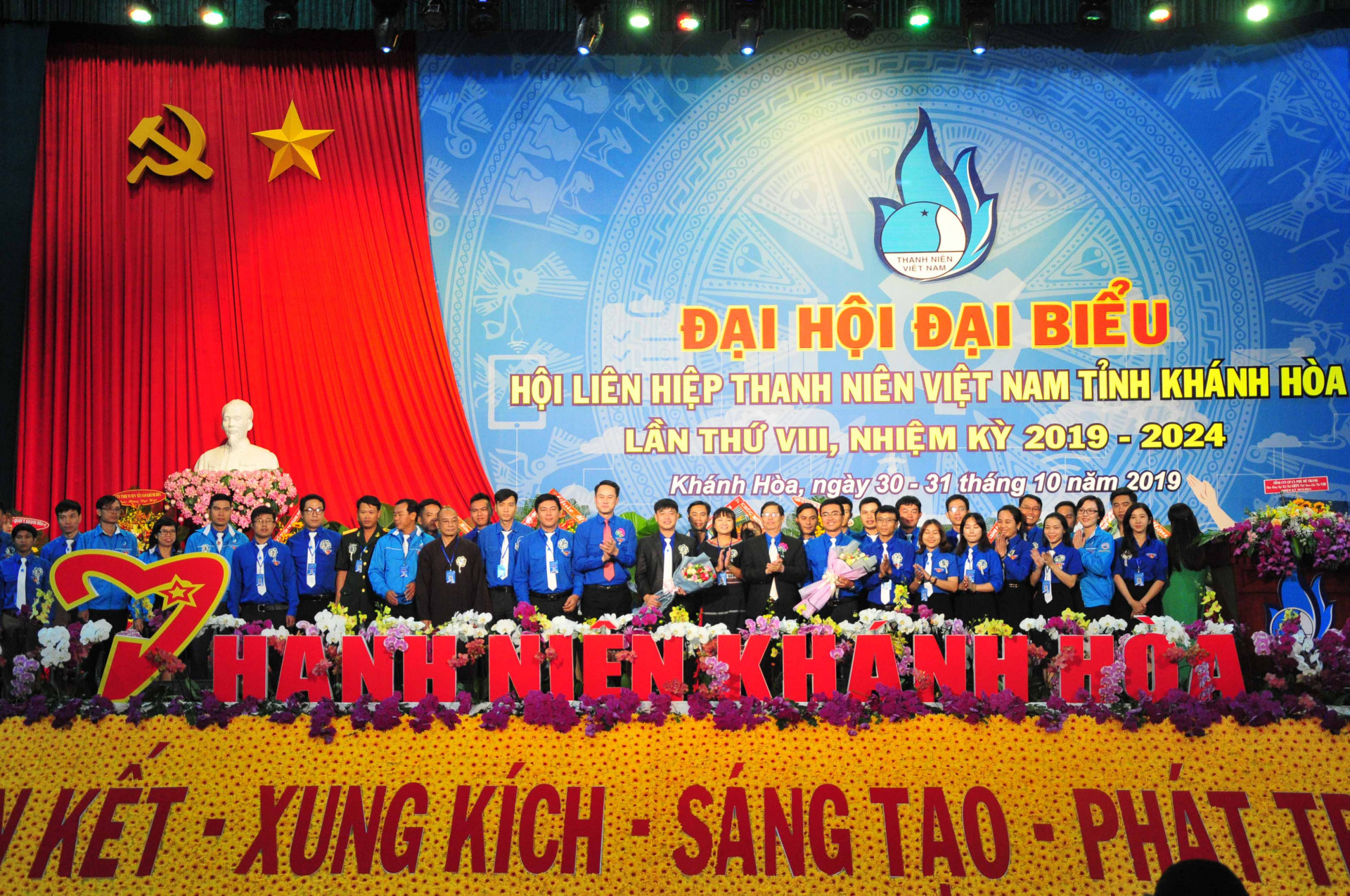 Lãnh đạo tỉnh tặng hoa chúc mừng Uỷ ban Hội LHTN Việt Nam tỉnh khoá VIII 