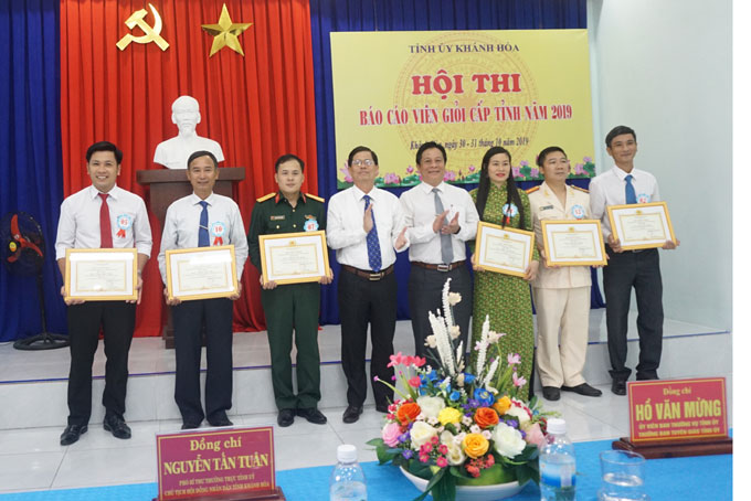 Ông Nguyễn Tấn Tuân và ông Hồ Văn Mừng trao giải nhất, nhì, ba cho các thí sinh. 