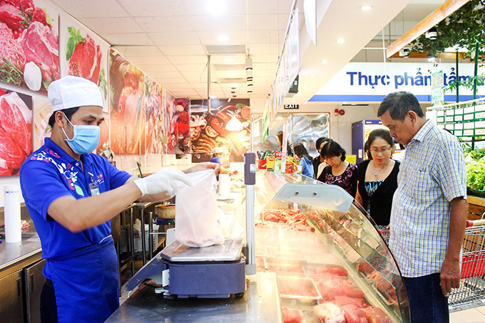 Người dân mua thịt heo tại Siêu thị Co.opmart Nha Trang.