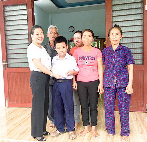 Đại diện Quỹ Bảo trợ trẻ em tỉnh trao bảo trợ dài hạn  cho em Phan Đoàn Đại Nghĩa.