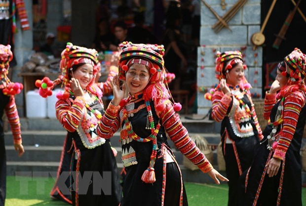 Điệu vũ vui tươi của cô gái dân tộc Hà Nhì xinh đẹp. (Nguồn: Trọng Đạt/TTXVN)