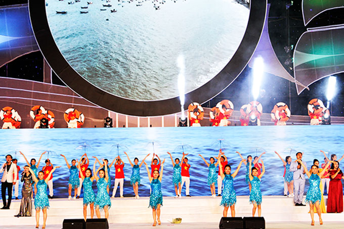 Các nghệ sĩ, diễn viên Đoàn Ca múa nhạc Hải Đăng biểu diễn tại Fetival Biển 2019. 