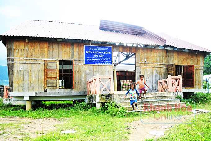 Căn nhà dài ở Khu tái định cư thôn Bố Lang đã hư hỏng.