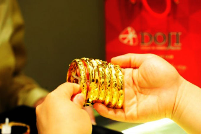 Giá vàng hôm nay 3/11, cuối tuần giá tăng, dân đầu cơ bất an