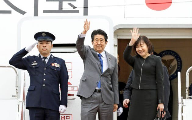 Thủ tướng Nhật Abe (giữa). Ảnh: Nikkei.