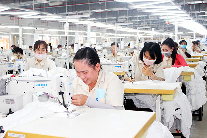 Công nhân ngành may mặc của Tổng Công ty Khánh Việt. Ảnh: V.G