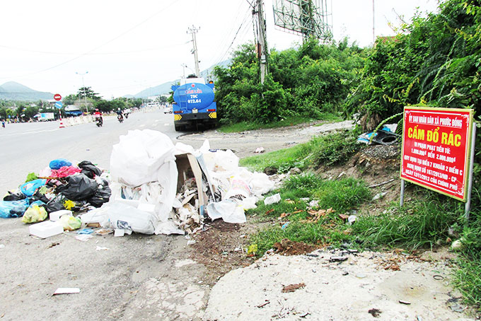 Cấm nhưng vẫn đổ rác
