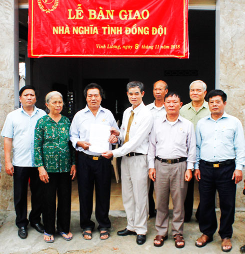 Hội Cựu chiến binh TP. Nha Trang bàn giao nhà nghĩa tình đồng đội cho hội viên. 