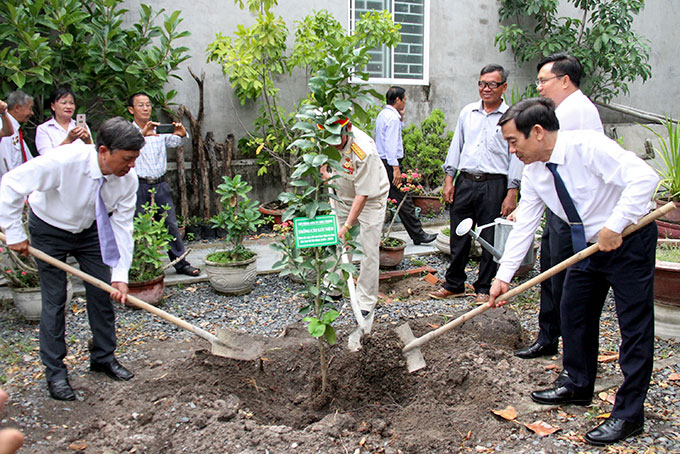 Cựu chiến binh Hội Truyền thống kháng chiến cứu nước TP. Nha Trang trồng cây lưu niệm tại  Khu tưởng niệm Chủ tịch Hồ Chí Minh của gia đình ông Bùi Xuân Phước (xã Phước Đồng, Nha Trang).