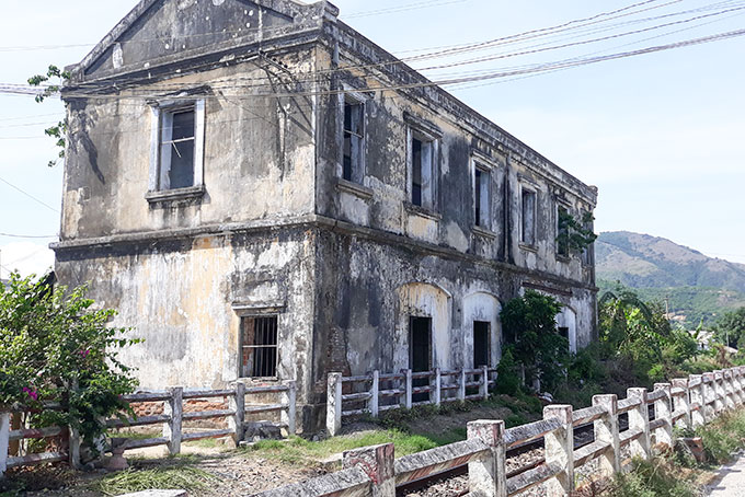 Nhà ga Phú Vinh bị bỏ hoang, xuống cấp nặng nề.