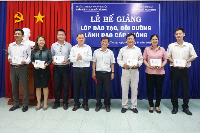 Ông Nguyễn Anh Tuấn - Chủ tịch UBND thành phố trao chứng chỉ cho các học viên. 