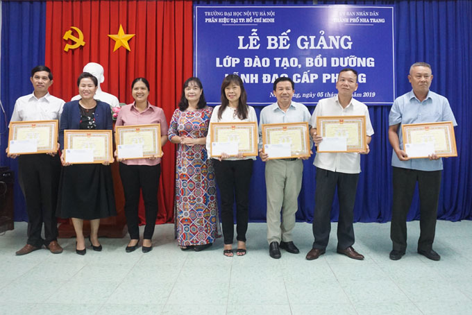 Đại diện Phân hiệu Trường Đại học Nội vụ Hà Nội tại TP. Hồ Chí Minh trao giấy khen cho các học viên.