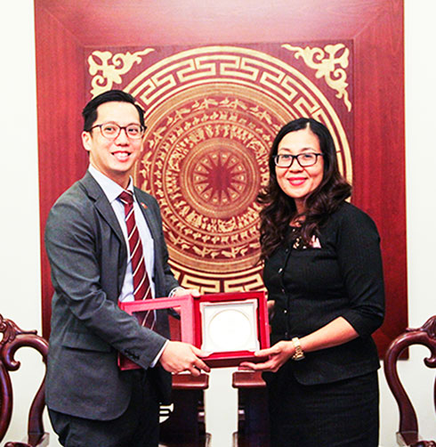 Bà Nguyễn Thị Trung Thu - Giám đốc Sở Ngoại vụ tặng quà lưu niệm cho ông Tan Weiming.