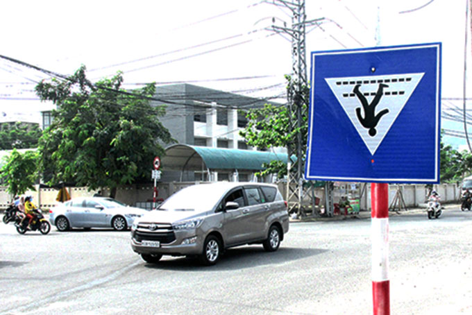 Cần lắp đặt lại biển báo giao thông