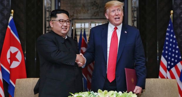 Nhà lãnh đạo Triều Tiên Kim Jong-un và Tổng thống Trump trong cuộc gặp thượng đỉnh đầu tiên năm 2018. Ảnh: EPA