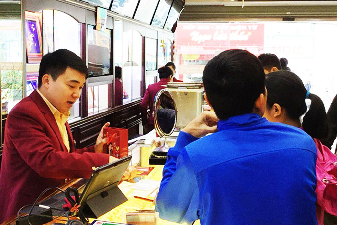 Giá vàng giảm 200.000 đồng/lượng, xuống thấp nhất hai tuần