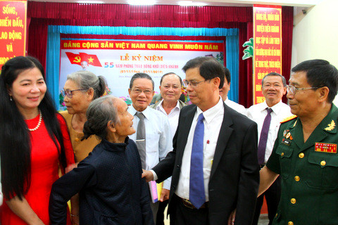  Ông Nguyễn Tấn Tuân thăm hỏi các nhân chứng từng tham gia phong trào Đồng khởi ở Diên Khánh