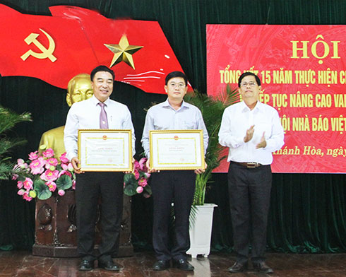 Ông Nguyễn Tấn Tuân trao bằng khen cho 2 tập thể xuất sắc.