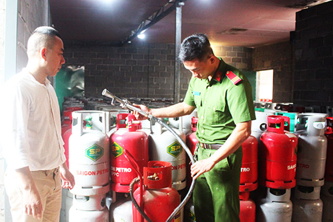 Các cửa hàng kinh doanh gas: Tiềm ẩn nguy cơ cháy nổ
