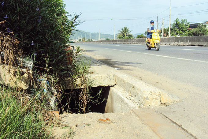 Hố trên quốc lộ