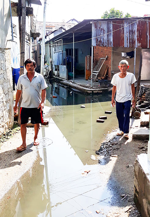 Hẻm nhỏ khu dân cư Ba Làng  lúc nào cũng ứ đọng nước.