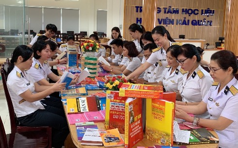 Phòng trưng bày sách thu hút đông đảo độc giả.